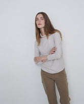 T-shirt grigio chiaro con scollo a barchetta