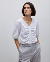 T-shirt bianca con dettaglio con dettaglio volant