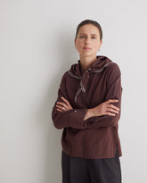 Camicetta marrone con sciarpa rimovibile