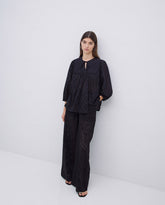 Pantaloni neri a gamba larga ricamati