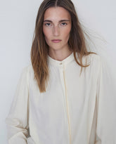 Camicia fluida con scollo alla Mao ecru