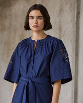 Abito in popeline blu scuro con bordo in pizzo