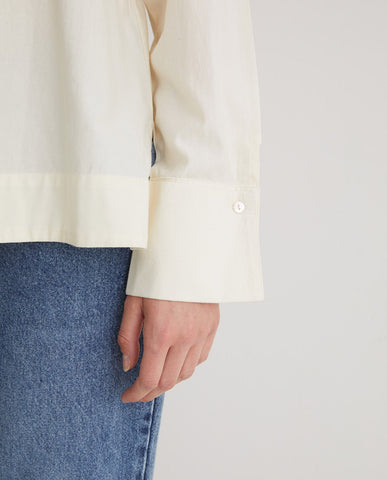 Blusa ecrù con sciarpa rimovibile