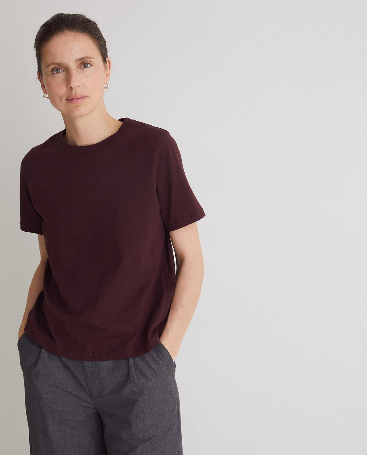 T-shirt in cotone biologico color bordeaux con scollo tondo