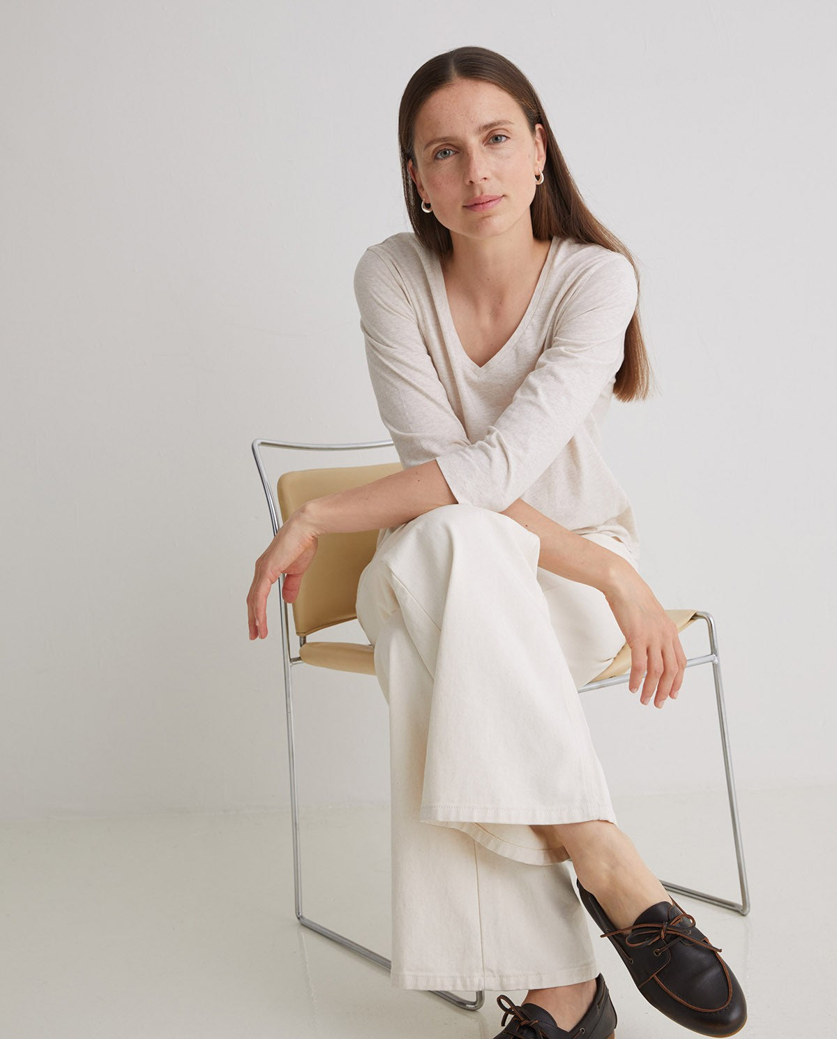 T-shirt con scollo a V in cotone biologico ecrù