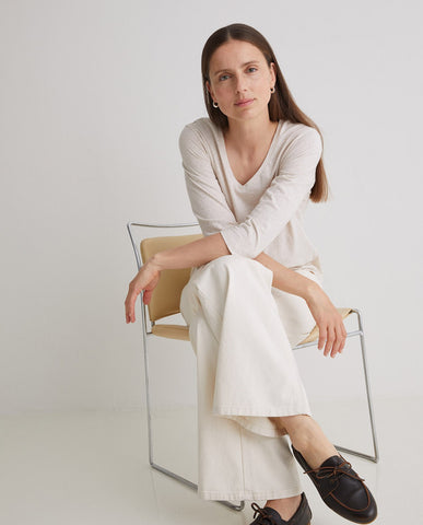 T-shirt con scollo a V in cotone biologico ecrù