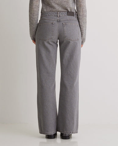 Jeans a gamba larga in cotone biologico grigio