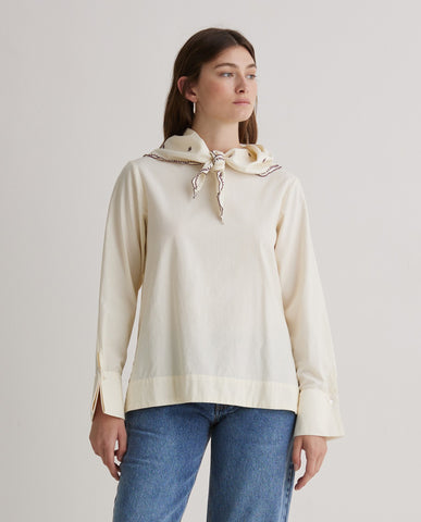 Blusa ecrù con sciarpa rimovibile