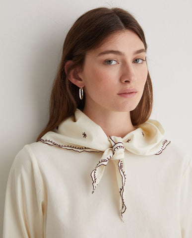 Blusa ecrù con sciarpa rimovibile