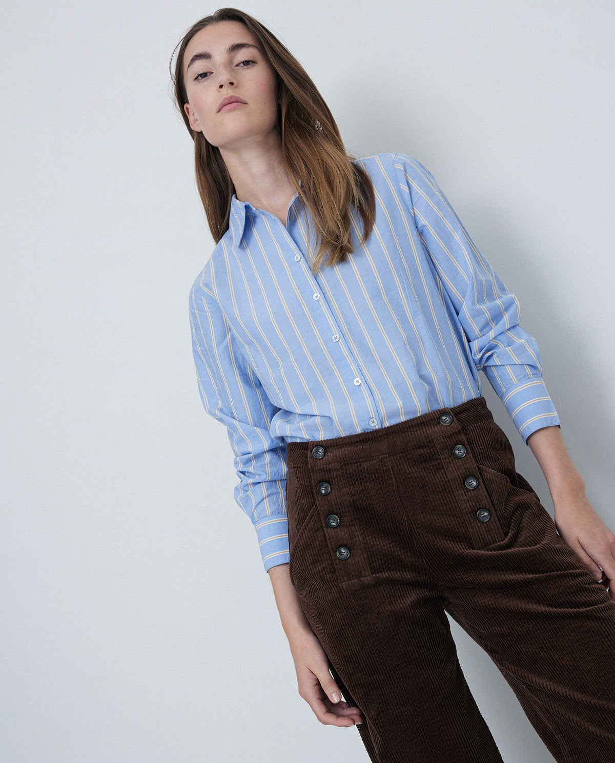 Pantaloni velluto coste con risvolto marrone Pantaloni velluto coste con risvolto marrone