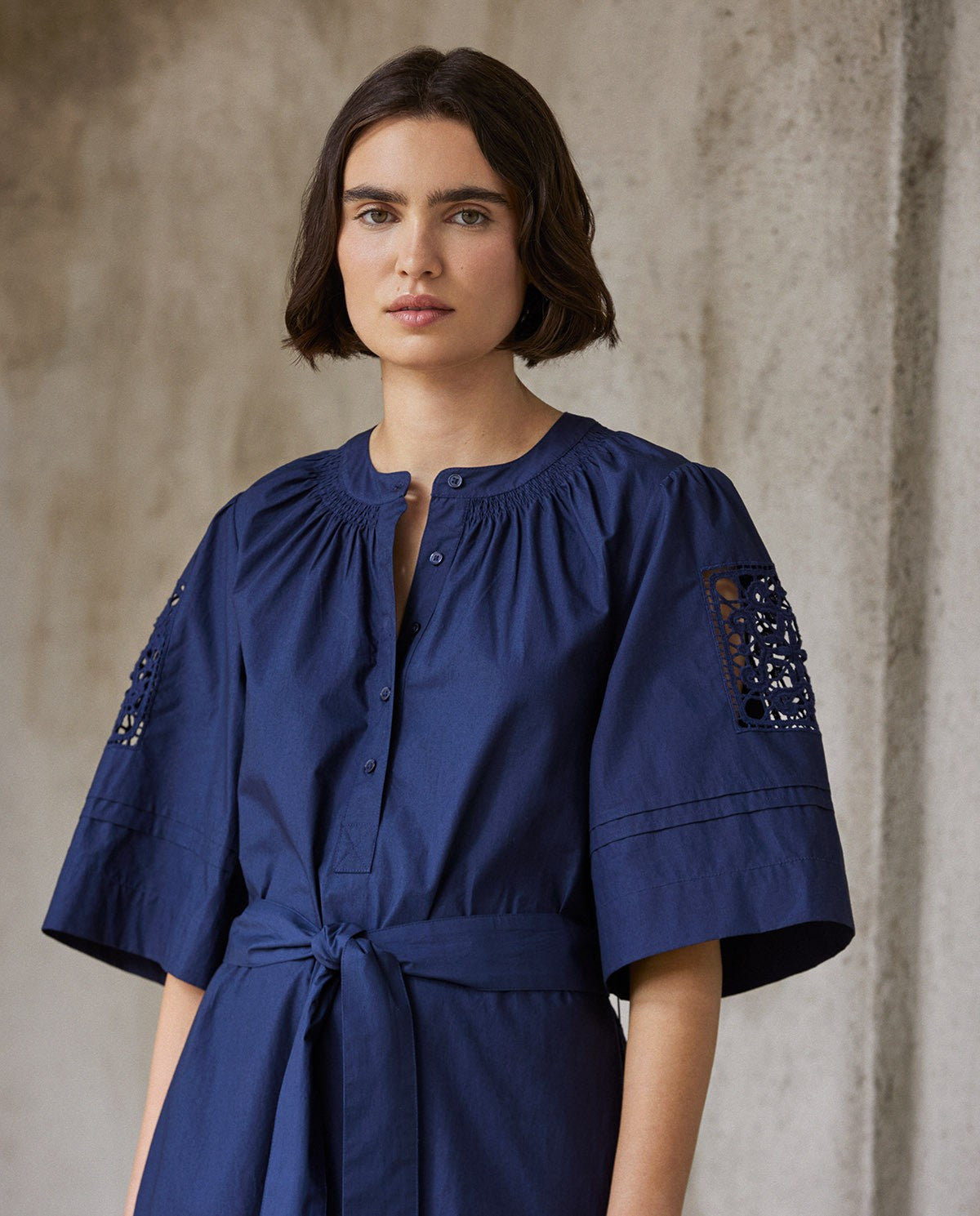 Abito in popeline blu scuro con bordo in pizzo