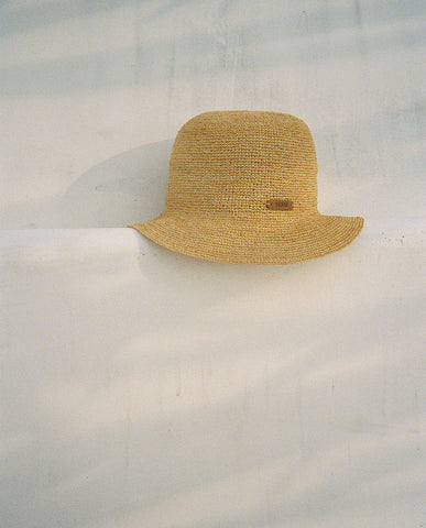 Cappello a secchiello in rafia